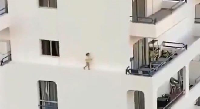 Küçük kız 4’üncü katın dış cephesine çıktı