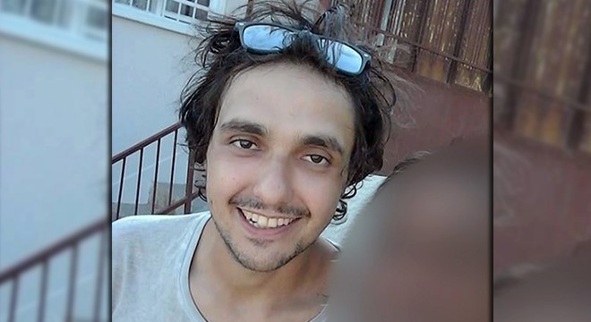 Kuleden düşen gencin altında kalmaktan son anda kurtuldu