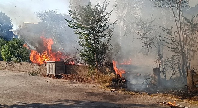Kullanılmayan evin bahçesinde çıkan yangın korkuttu