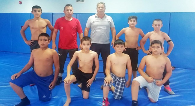 Kumluca'dan 7 güreşçi milli takım seçmelerine katılacak