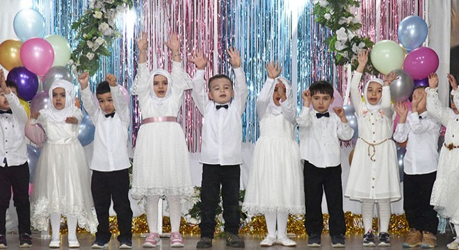 Kur'an öğrenen minikler taç taktı