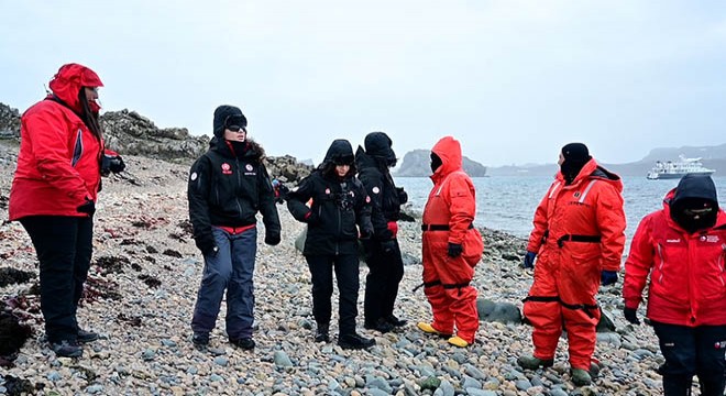 Kutup projeleri birinci olan lise öğrencileri, Antarktika'da