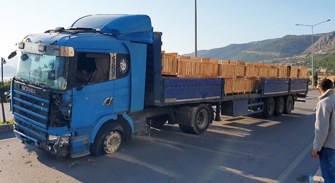 Lastiği patlayan TIR karşı şeride geçti
