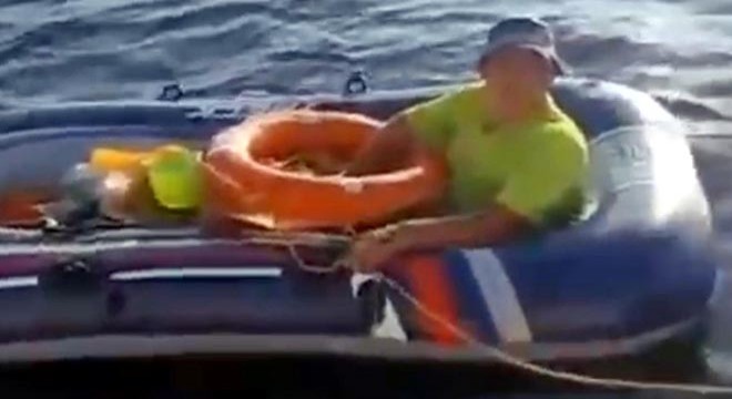 Lastik botla 1 saat sürüklendi, deniz polisini aradı