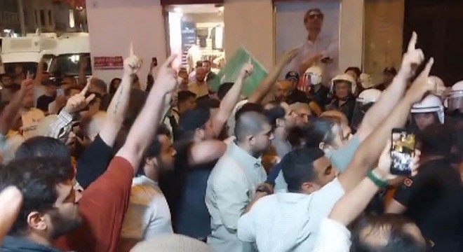 Leman dergisi önünde karikatür tepkisi