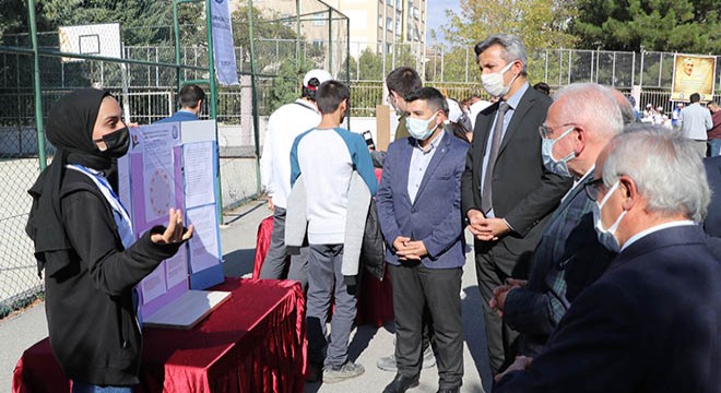 Lise bahçesinde Tübitak Bilim Fuarı