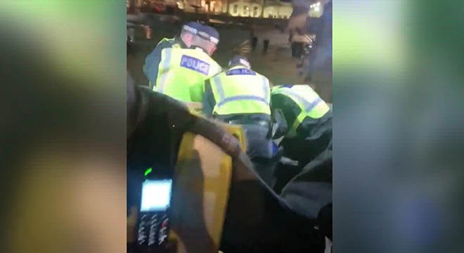 Londra’da karantina karşıtı gösteride 104 kişiye gözaltı