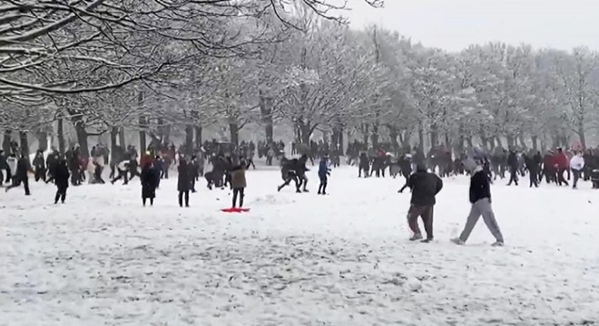 Koronavirüsü hiçe sayan onlarca kişi kartopu savaşı yaptı