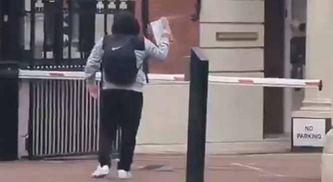 Londra'daki Türk Konsolosluğu önünde Kur'an-ı Kerim yakıldı