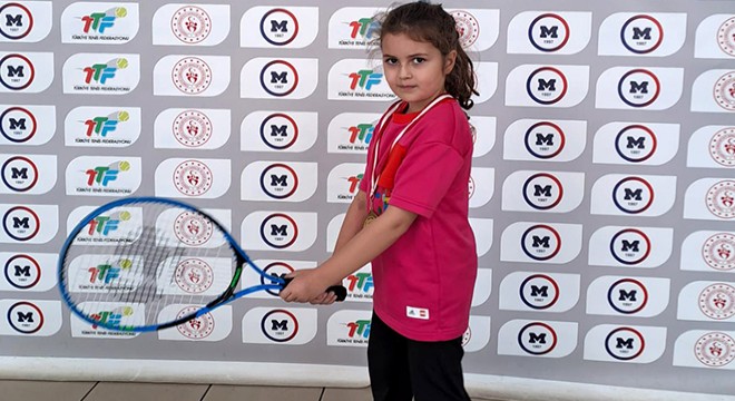 Lösemiyle savaşı süren Öykü Arin, hayata da raket sallıyor