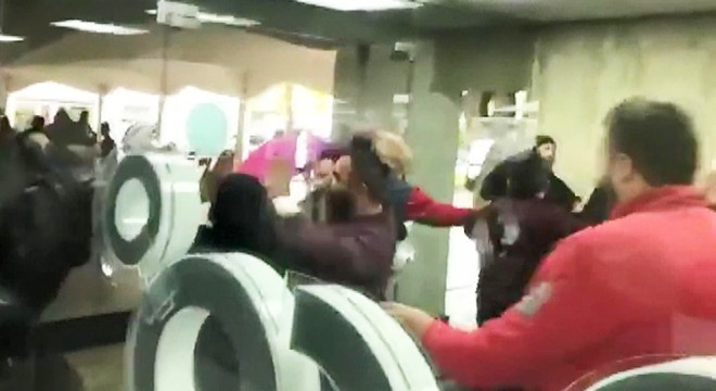 Eylemciler telekomünikasyon şirketini bastı