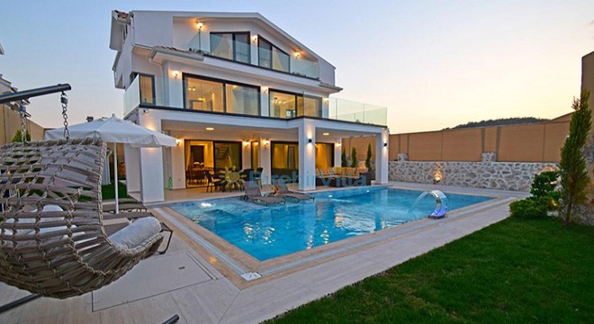 Lüks Tatil Deneyimi İçin Isıtmalı Havuzlu Villa Seçenekleri