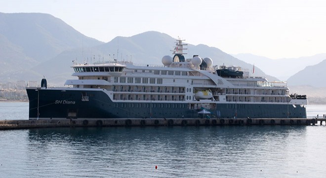 Lüks kruvaziyer ABD'li ve Rus turistleri Antalya'ya getirdi