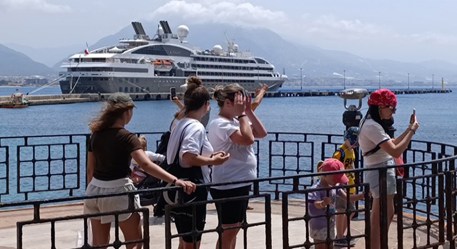 Lüks kruvaziyer Alanya Limanı'na demirledi