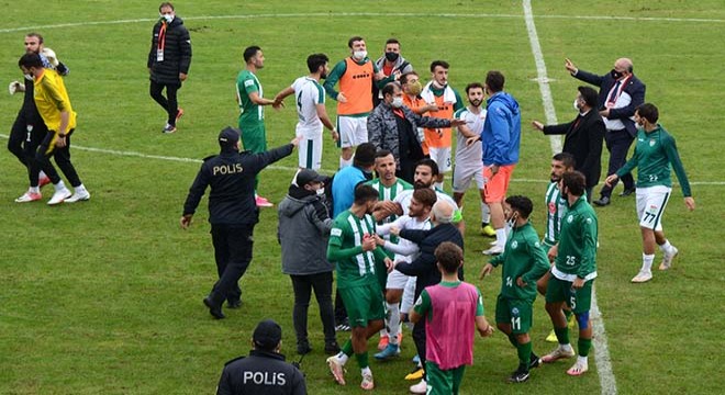 Maç sonrası futbolcular birbirine girdi, polis arbedeyi güçlükle önledi