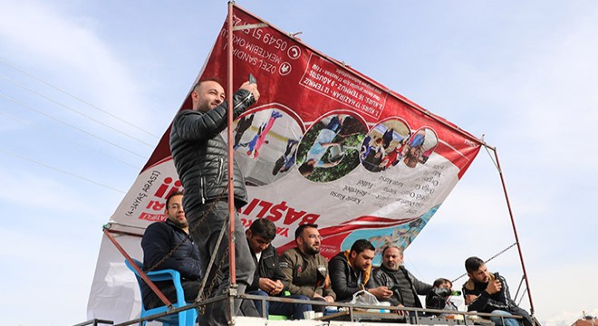 Maçları minibüs üzerindeki seyyar tribünde mangal yaparak izliyor