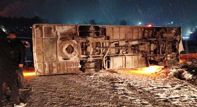 Maden işçilerinin taşındığı servis midibüsü devrildi: 3 yaralı