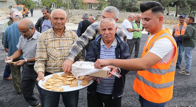Mahalleli yol açılınca bisküvi ve lokum dağıttı