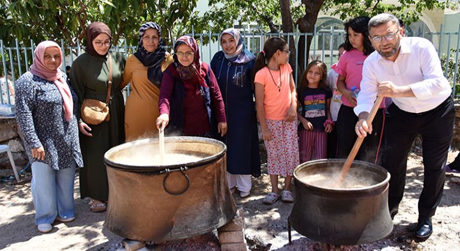 Mahalleliden imece usulü aşure günü