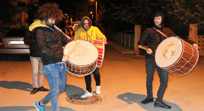 Mahallenin 10 yıllık Ramazan davulcusu yine mesaide