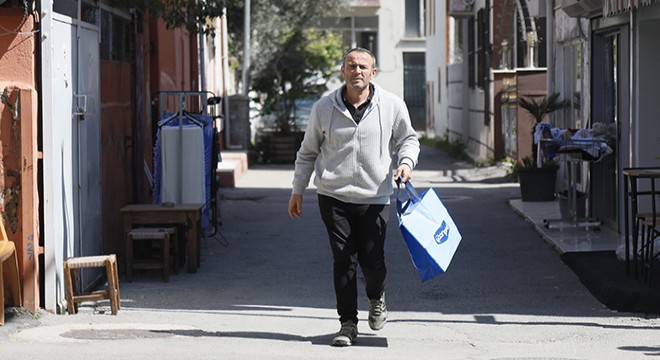 Mahallenin 'süper muhtar'ı, yemek servisi için 10 kilometre yürüyor