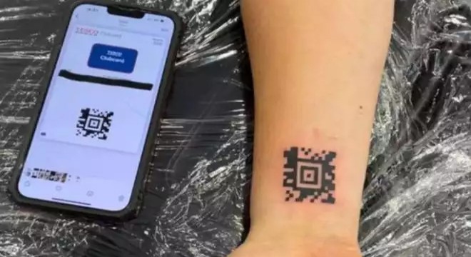 Market kartının kodunu koluna dövme yaptırdı