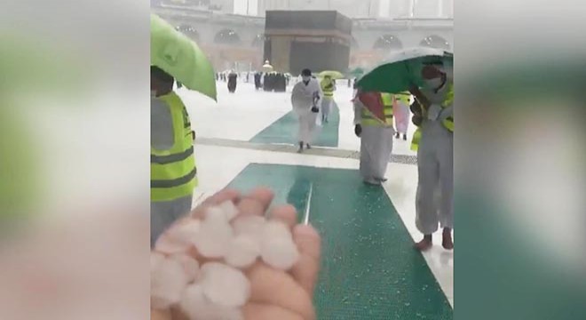 Mekke'ye ceviz büyüklüğünde dolu yağdı