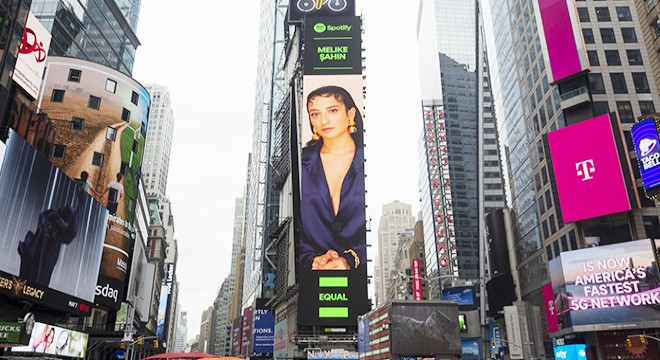 Melike Şahin, New York Times Meydanı’nda