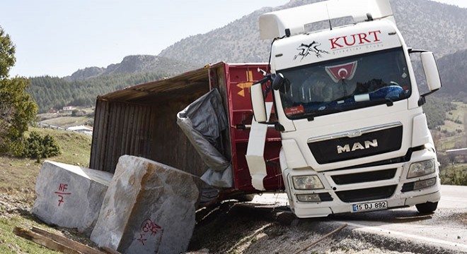 Mermer yüklü TIR'ın dorsesi devrildi