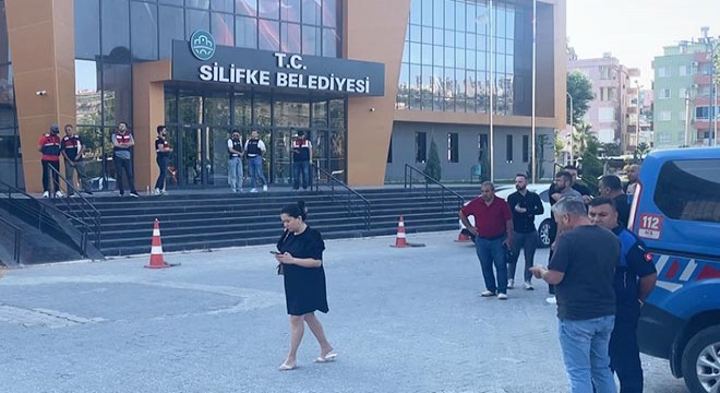 Mersin'de Silifke Belediyesi'ne operasyon