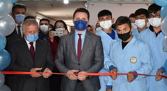 Mesleki ve Teknik Anadolu Lisesi'ne kütüphane