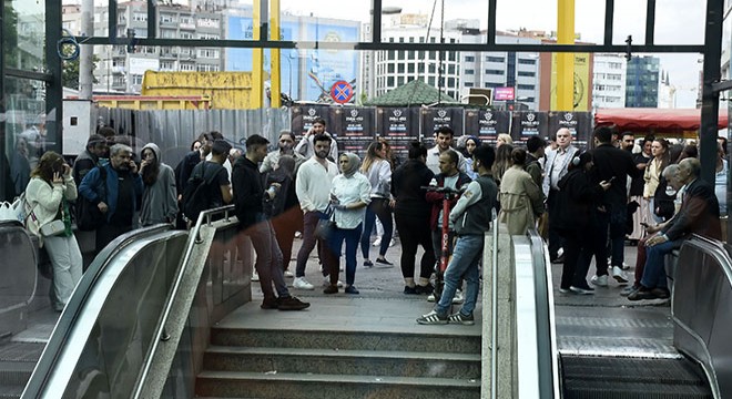 Metro İstasyonu'nda intihar girişimi: Seferler aksıyor