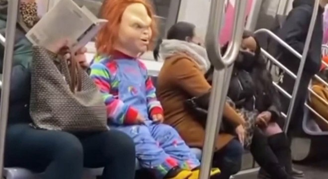 Metroda Chucky kostümlü 'sosyal deney' viral oldu