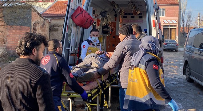 Metruk binanın çatı katından düşen moloz sürücüyü yaraladı
