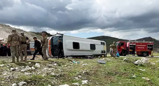 Midibüs devrildi: 1 ölü, 12 yaralı