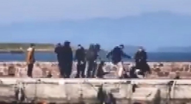 Midilli'de yabancı gazeteciler darp edildi
