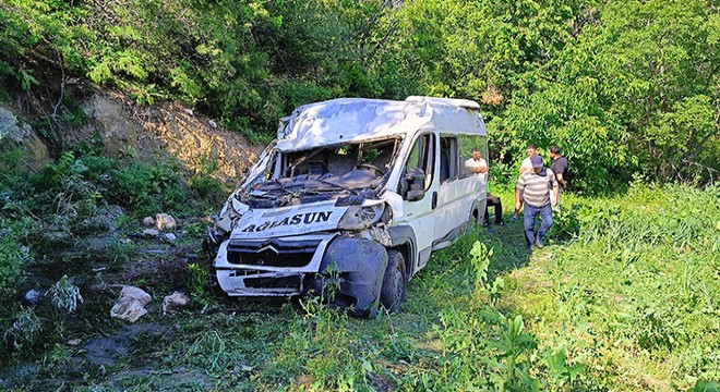Minibüs şarampole yuvarlandı: 8 yaralı