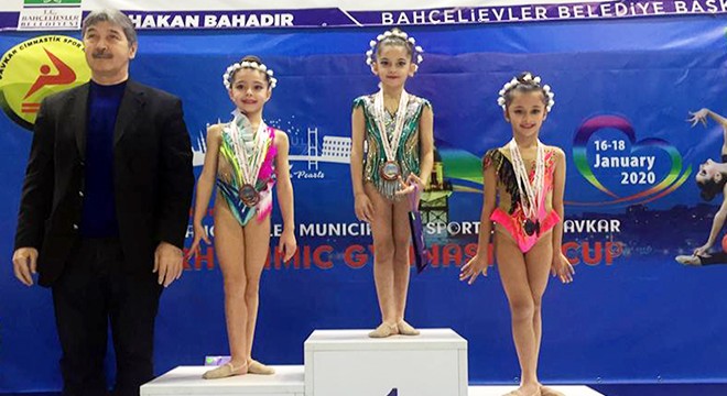 Minik cimnastikçiler madalyayla döndü