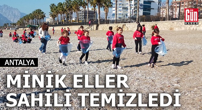 Minik eller Antalya'da sahili temizledi