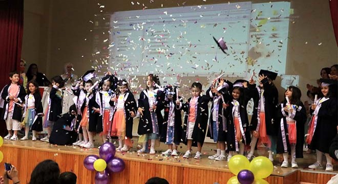 Minikler kep fırlattı