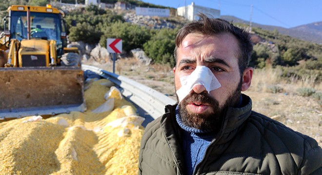 Mısır ezmesi yüklü TIR devrildi