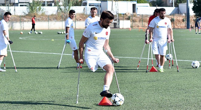 Mısır tarlasında kararan hayatı, yeşil sahada aydınlandı