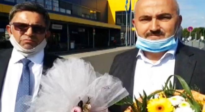 Mobilya devi otoparkını bayram namazı için Müslümanlara açtı