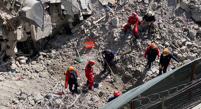 Moloz kaldırma sırasında göçük; 1 işçi enkaz altında