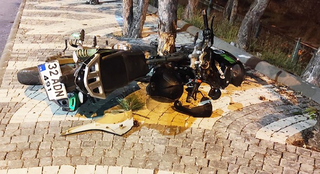 Motosiklet ağaca çarptı: 1 yaralı