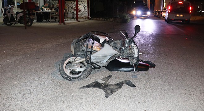 Motosiklet aracın altına girdi: 2 yaralı