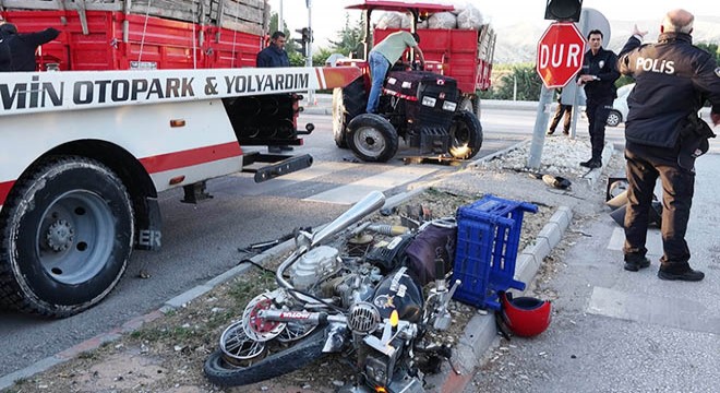 Motosiklet ile traktör çarpıştı