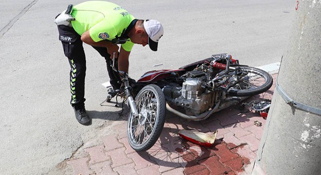 Motosiklet minibüse çarptı: 2 yaralı