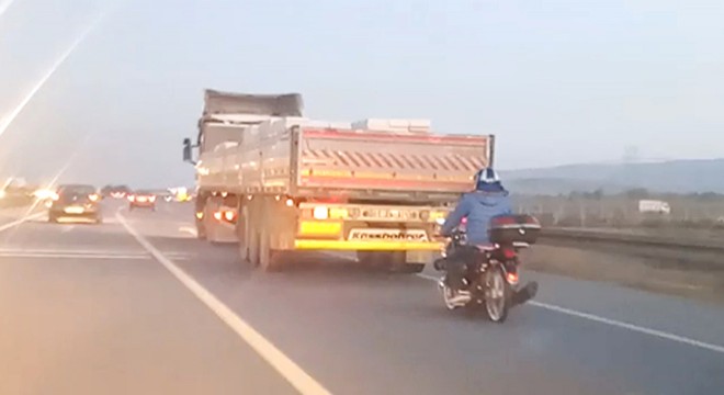 Motosiklet sürücüsünün tehlikeli yolculuğu