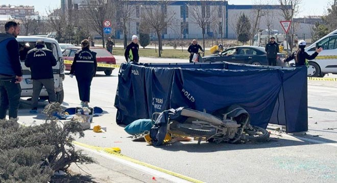 Motosikletiyle hafif ticari araca çarpan kurye öldü